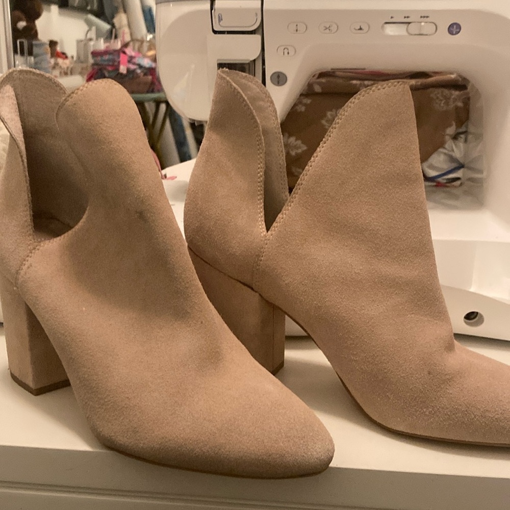 Steve Madden camel suede bootie. Size 11
Barely worn